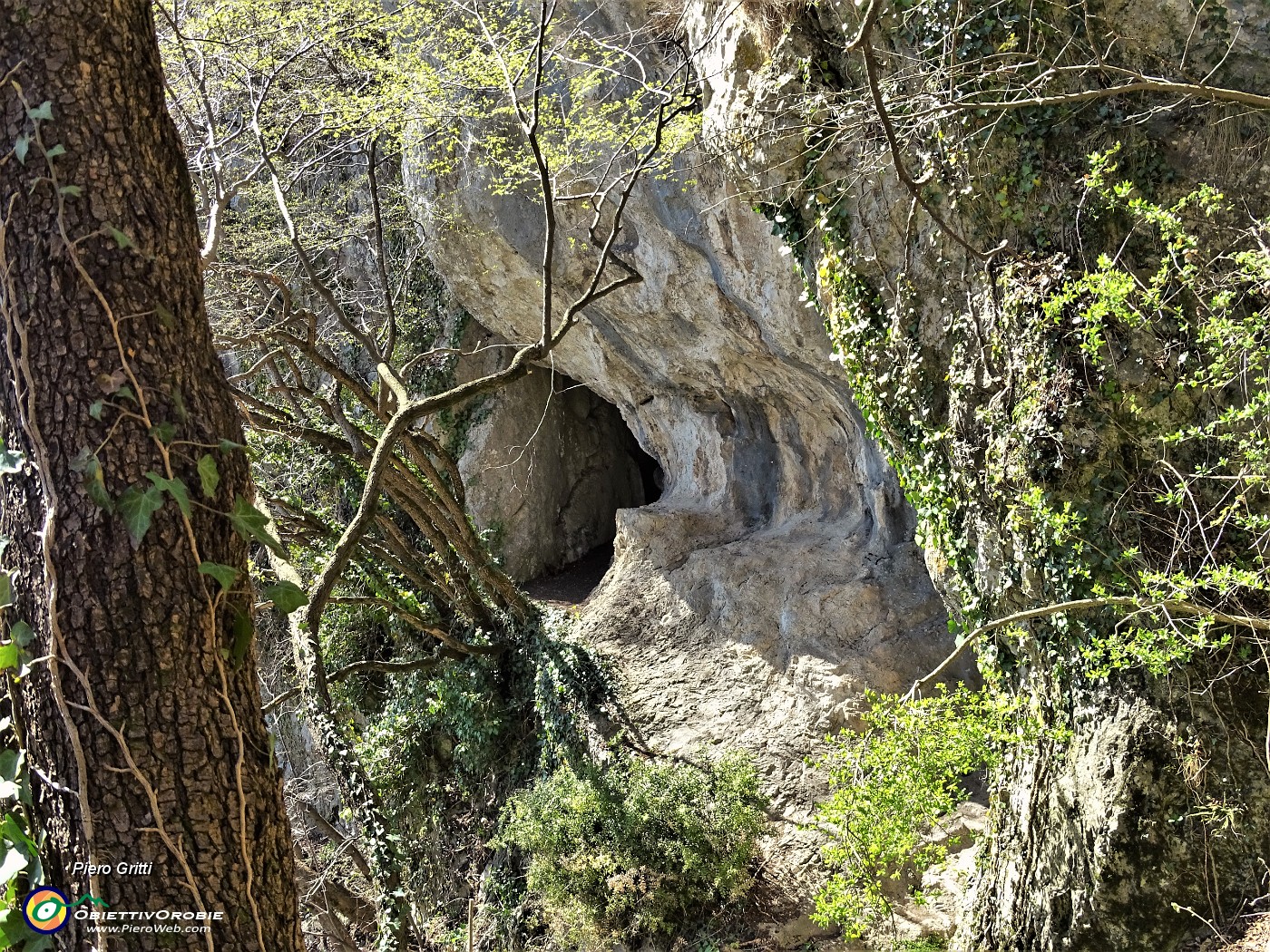 73 La grotta-nascondiglio quella a sx impervia da raggiungere.JPG